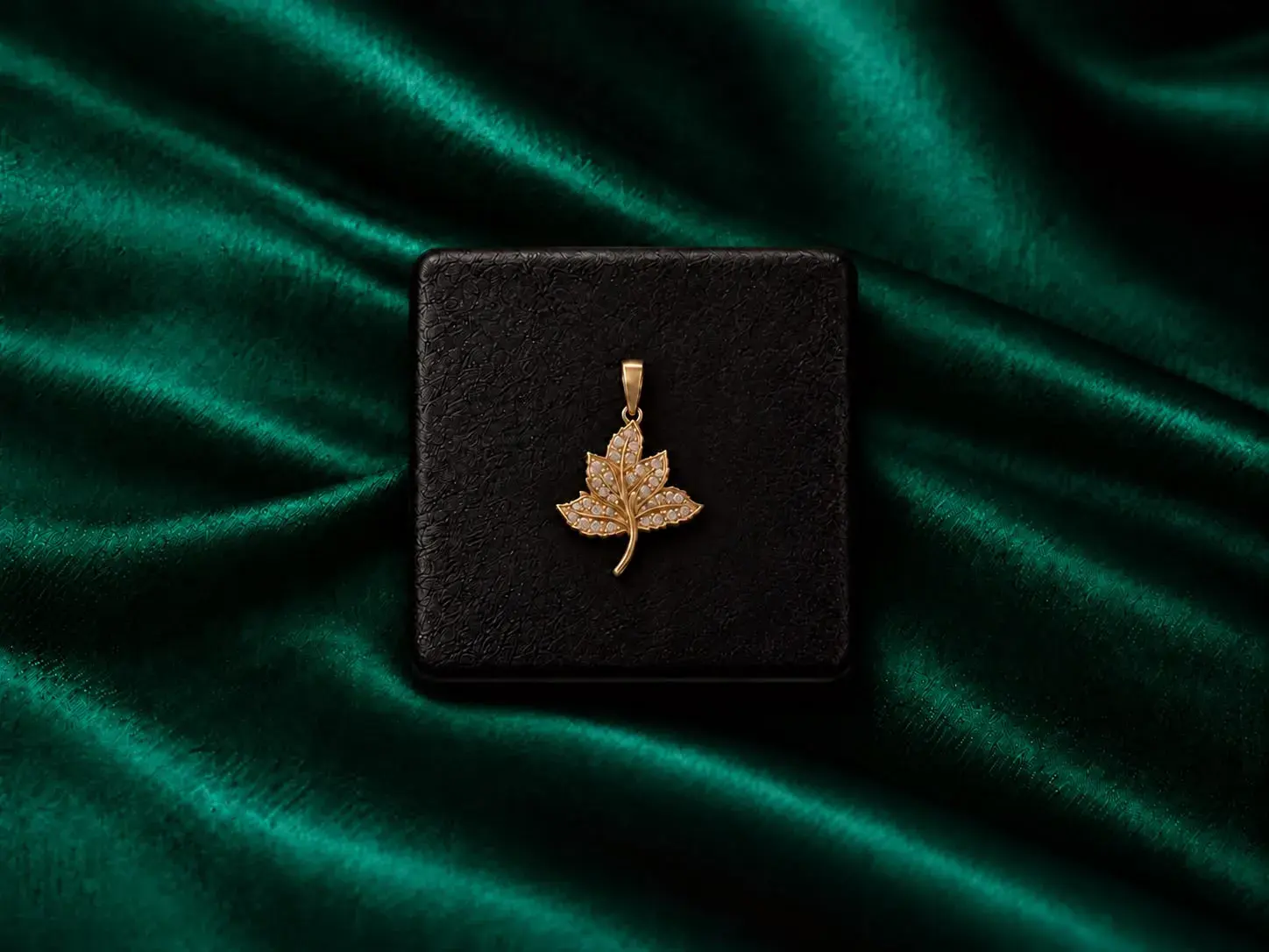 Leaf pendant in 10k gold. 